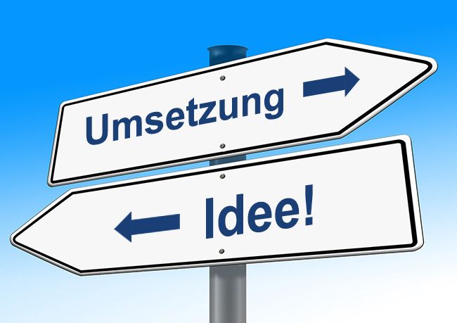 Symbolische Darstellung Idee und Umsetzung anhand von Wegweisern